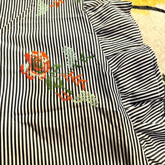 Seersucker print floral ruffle sleeve top - Picture 2 of 4